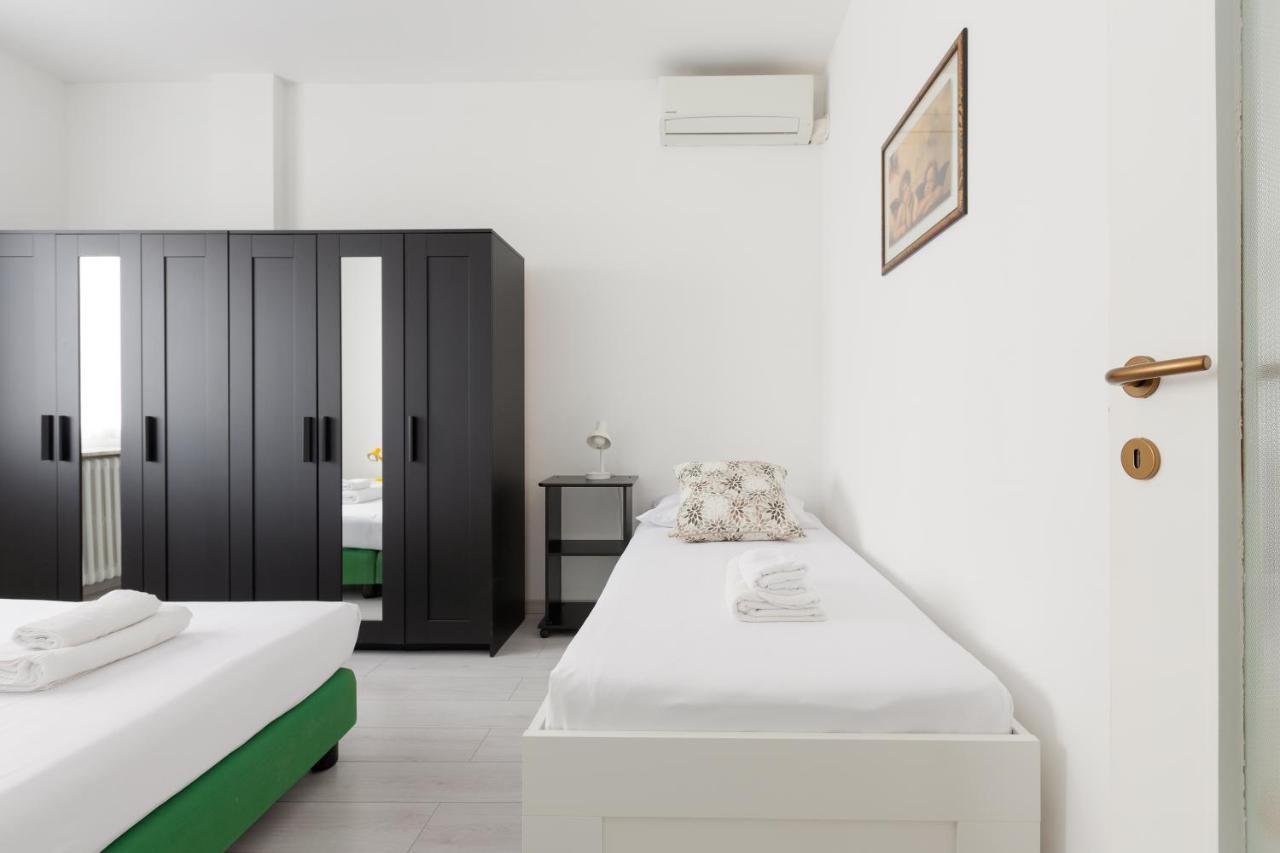Apartment With Balcony -Bisceglie Red Line Subway Milão Exterior foto