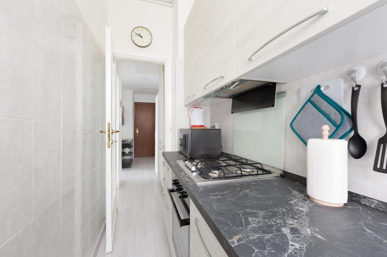 Apartment With Balcony -Bisceglie Red Line Subway Milão Exterior foto