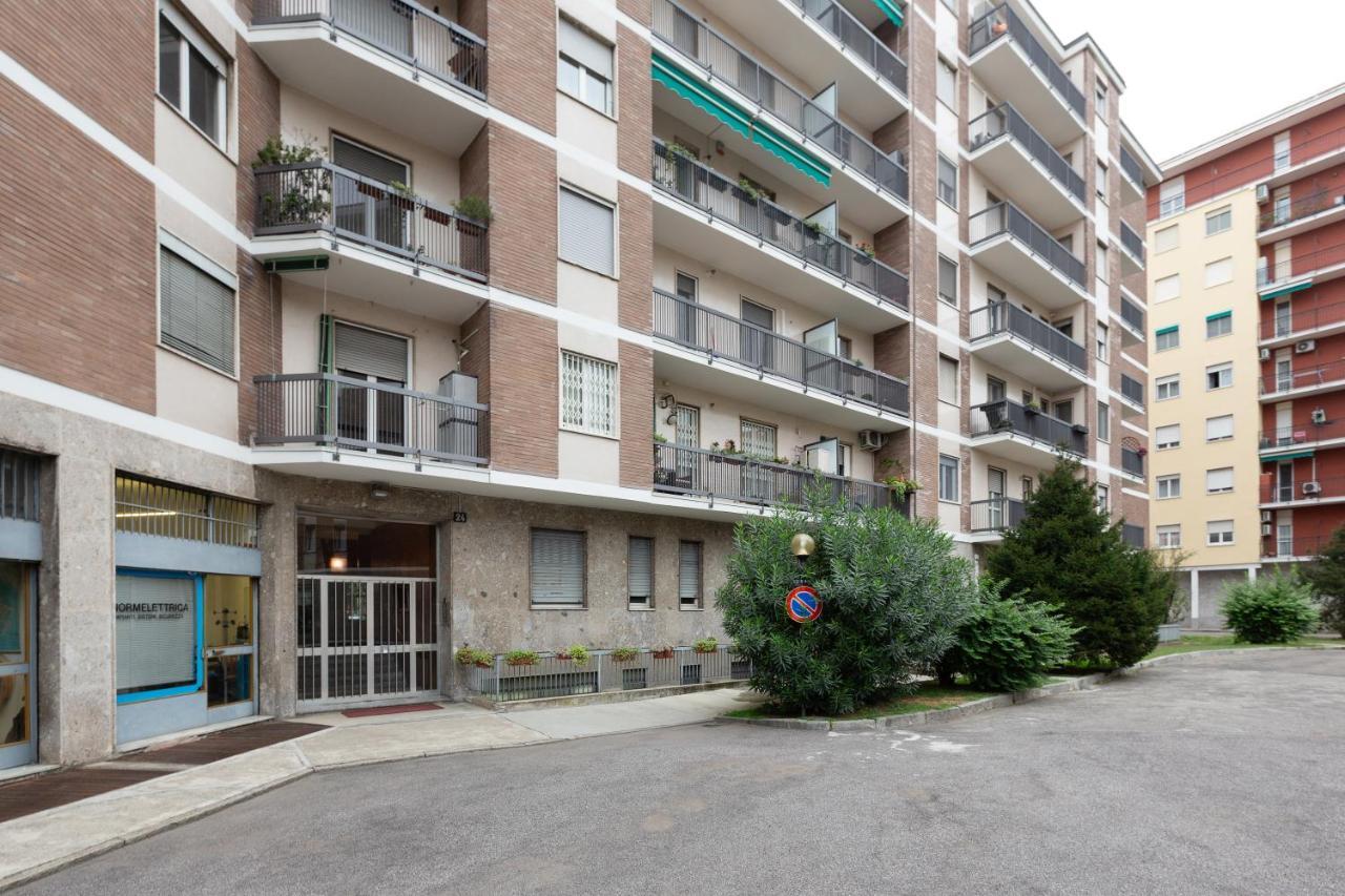 Apartment With Balcony -Bisceglie Red Line Subway Milão Exterior foto